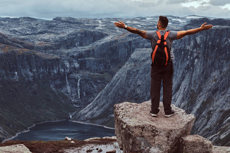 游客站在山顶上的挪威峡湾惊人的看法
