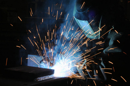 钢结构工厂工厂的焊接机酿造钢结构照片