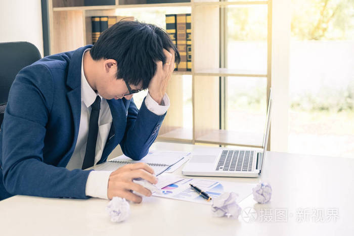 在会议室里.工作危机概念的强调与担忧