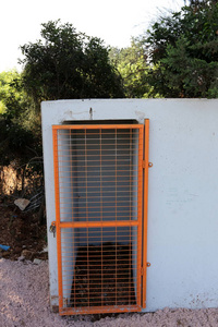 墙上的光圈门-在墙壁上的光圈进出的处所照片