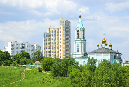 新建的高楼大厦和东正教教堂图片