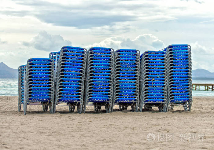 很多在海滩上的折叠的太阳椅
