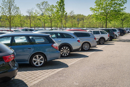 一排车在停车场, 室外停车场照片