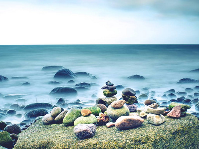 海的海岸, 海洋。在海岸线上的石头。蓝色寂静的水