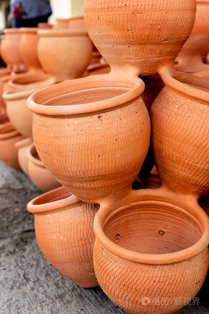 对传统收藏的老泥盆的近距离垂直观察