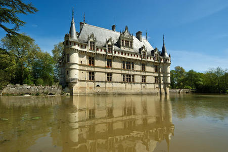 法国卢瓦尔阿扎伊勒里多城堡建于1515年至1527年
