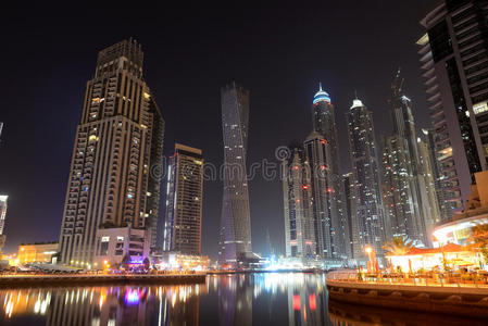 迪拜码头和卡扬大厦的夜间照明图片