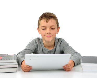 有平板电脑和书籍的男孩