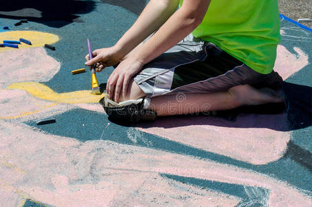 用粉笔和画笔在街上创作艺术图片