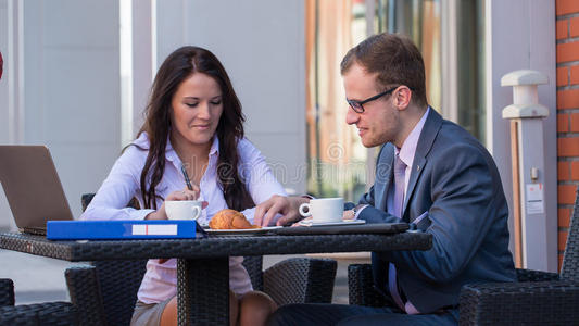 在咖啡馆开会的商人和女商人。