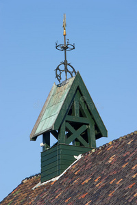 带风向标和指南针的木制钟楼图片