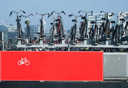 阿姆斯特丹的自行车停车场图片