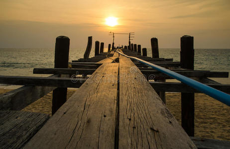 日落与木制渔夫桥，安达曼泰国
