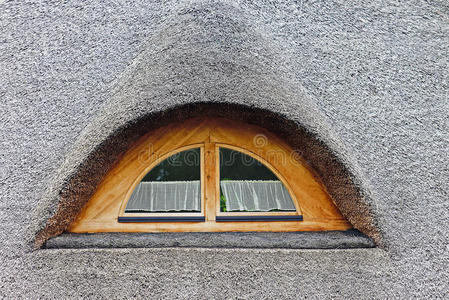 一层有半圆形屋顶的小石头房子矗立在一个小希腊山村里俯瞰爱琴海的