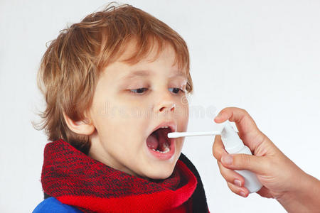 小生病的男孩用医用喷雾剂呼吸图片