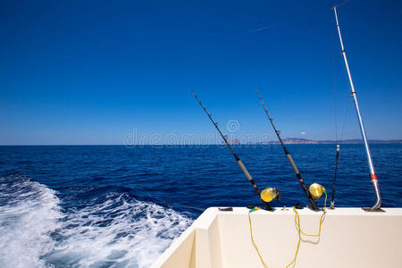 伊比沙岛渔船在蓝色的海面上拖曳着鱼竿和卷轴