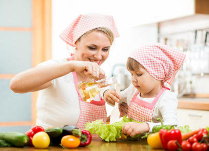 妇女和儿童一起准备健康食品图片