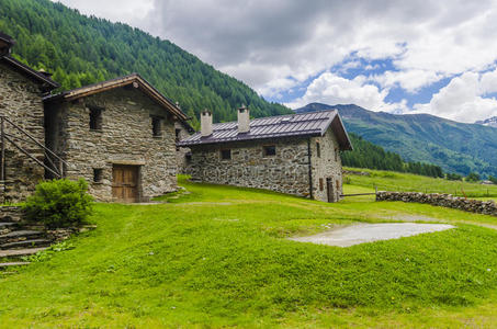 阿尔卑斯山背景下一个农民村庄的阿尔卑斯石屋