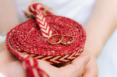 绳子上的结婚戒指
