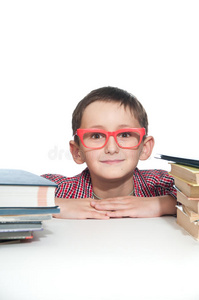 一个戴红色眼镜，带着书的快乐男孩的画像。