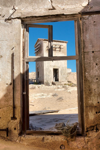 沙漠中废弃房屋的景色
