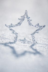 雪地上的银色圣诞星