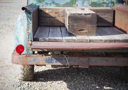 古旧生锈的古董卡车抽象在一个乡村的户外环境