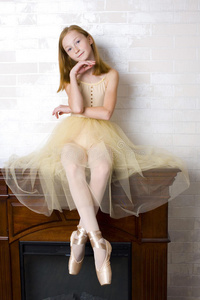一位年轻迷人的芭蕾舞演员的摄影棚肖像