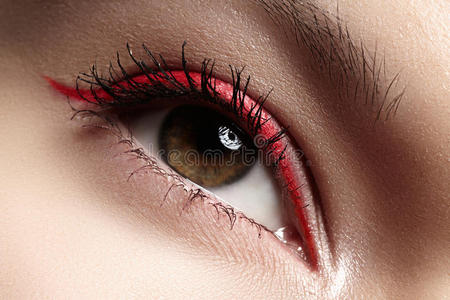 宏眼配时尚亮红色眼线彩妆照片