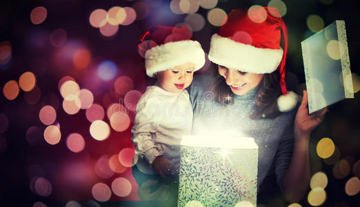 圣诞魔幻礼盒和幸福家庭母婴