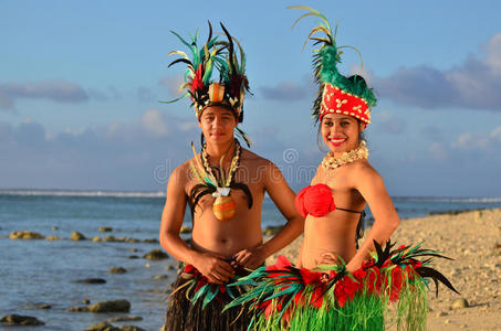 年轻的波利尼西亚太平洋岛屿大溪地舞蹈夫妇
