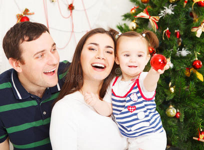 圣诞树旁的幸福家庭