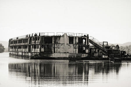 海湾受损的工业船