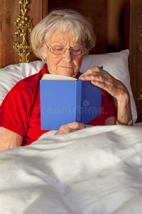 老太太在床上看书图片