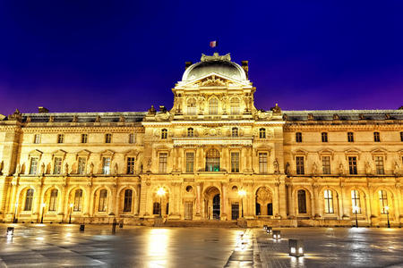 玻璃金字塔和卢浮宫博物馆