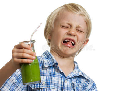 男孩拉着滑稽的脸拿着绿色的冰沙