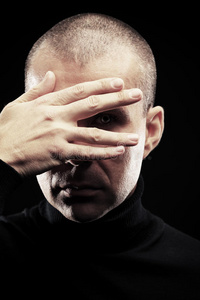 睁一只眼闭一只眼照片