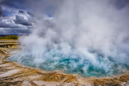 精力充沛间歇泉火山口