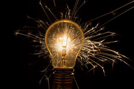 从后面发光的灯泡照片
