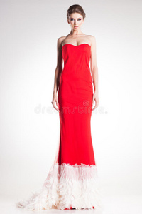 漂亮的模特儿穿着优雅的红裙子