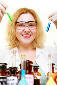 女化学家，带化学玻璃器皿