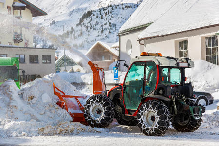 拖拉机风机清扫街道积雪