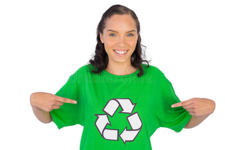 微笑的女人穿着绿色环保T恤指着它
