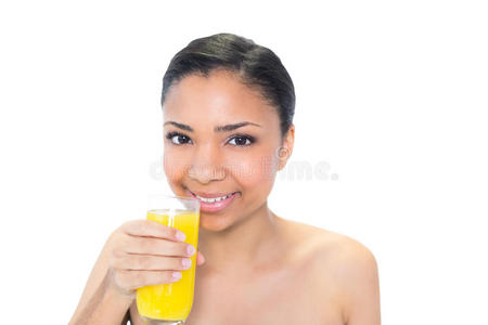 快乐年轻黑发模特喝橙汁