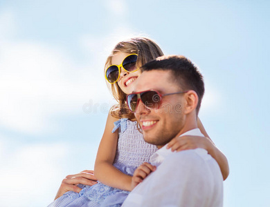 蓝天上戴着墨镜的快乐父子图片