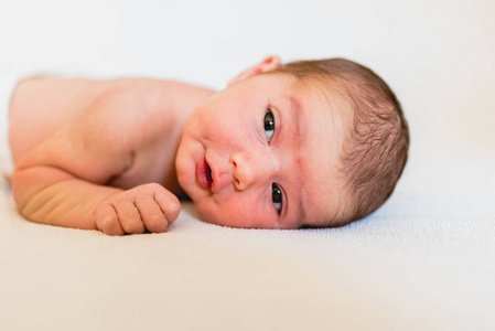 温柔可爱的1周大的婴儿的肖像