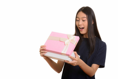 惊讶美丽亚洲少女打开礼品盒