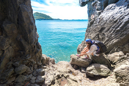 旅行妇女在一个山洞里附近的海中 Keo 嗣昌，泰国