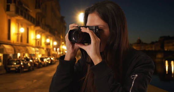 意大利希普斯特女孩在阿诺河旁的城市街道上拍照