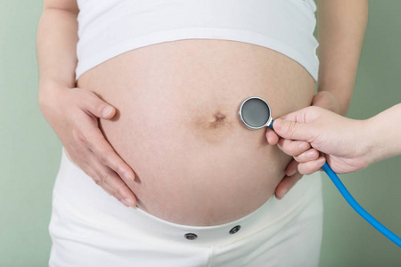 孕妇的肚子和听诊器